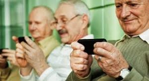 idosos com celular